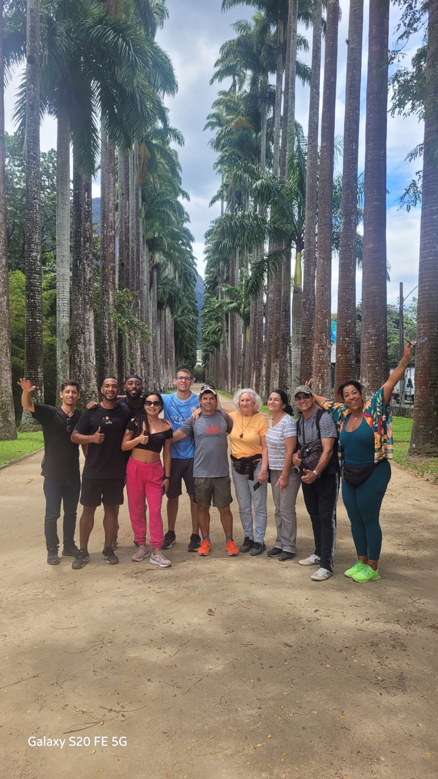 Grupo de turistas na aleia de palmeiras imperiais do Jardim Botânico do Rio de Janeiro